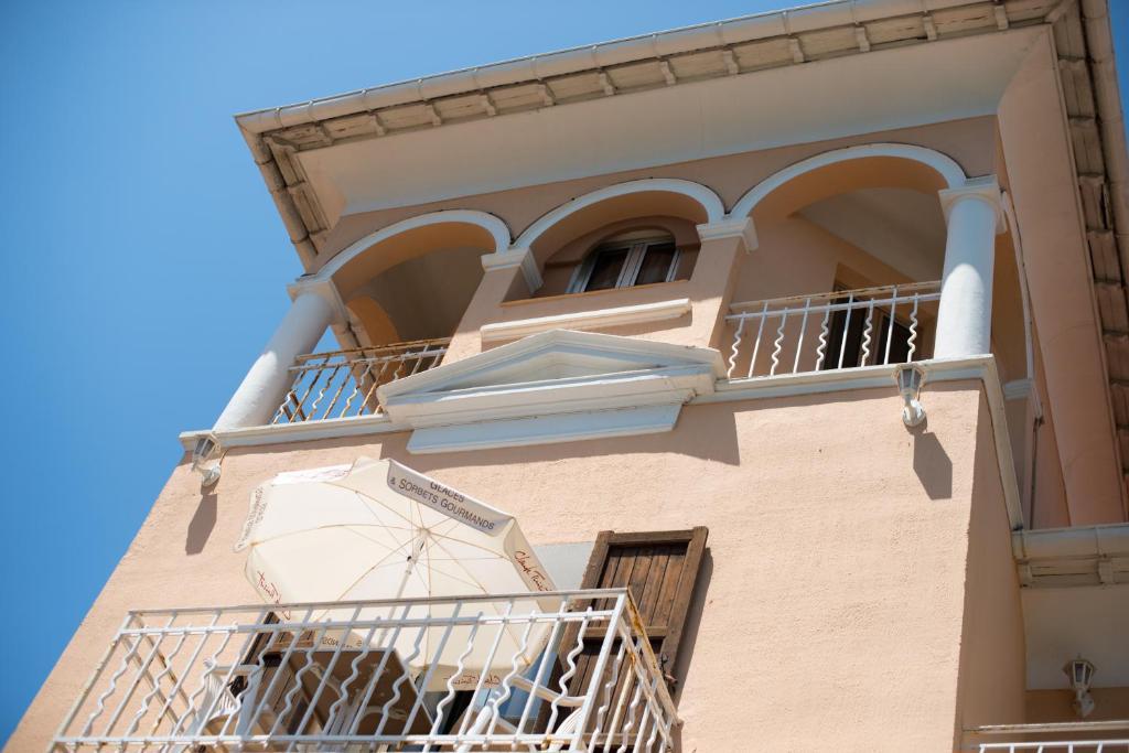 Hotel Et Appartements Reine D'Azur Рокбрюн-Кап-Мартен Екстер'єр фото
